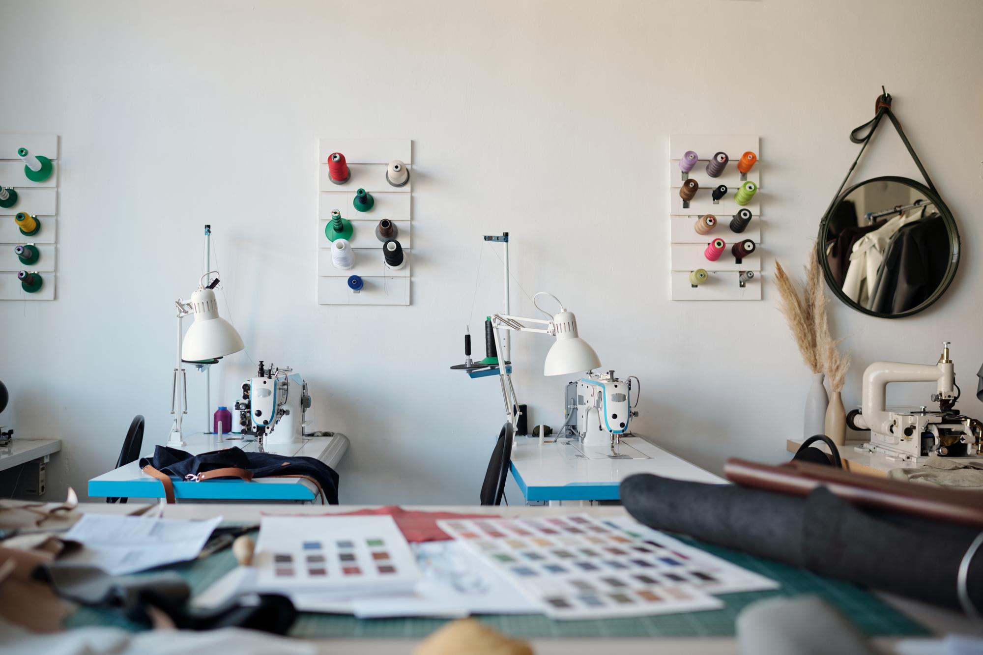 Wnętrze atelier z maszyną do haftu